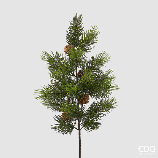 Ramo di pino artificiale decorativo alto 65 cm di EDG Enzo De Gasperi con fitti aghi verdi e pigne marroni su sfondo chiaro.