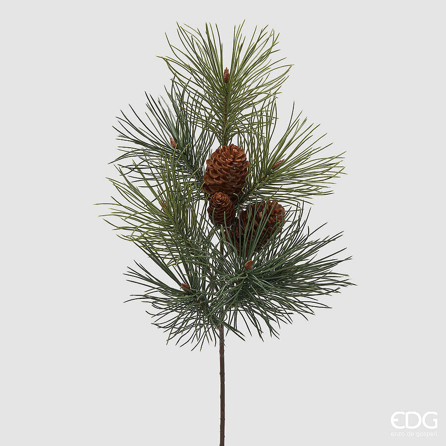Grande ramo di pino artificiale decorativo alto 76 cm di EDG Enzo De Gasperi con fitti aghi verdi e pigne marrone caldo su sfondo chiaro.
