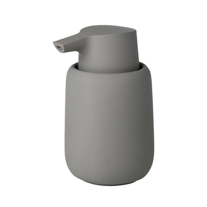 Il dispenser di sapone SONO nell'elegante colore grigio (satellite) ha una capacità di 250 ml di sapone liquido. La superficie opaca, morbida e vellutata è piacevole al tatto. Dimensioni: cm 8,6 x 14,5 h. In negozio e online su tuttochic.live