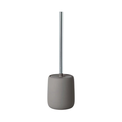 Portascopino e scopino per WC in ceramica opaca grigio marrone satellite con manico in acciaio inox lucido collezione SONO di Blomus.