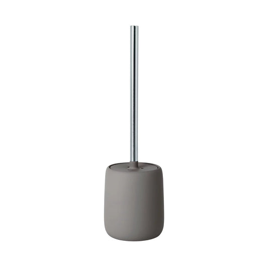 Portascopino e scopino per WC in ceramica opaca grigio marrone satellite con manico in acciaio inox lucido collezione SONO di Blomus.