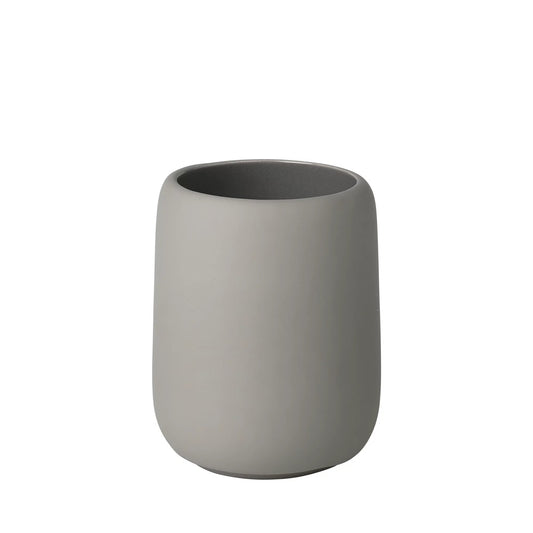 Bordi morbidi, una forma lusinghiera e, non da ultimo, la piacevole superficie morbida al tatto: con il portaspazzolino SONO nell'elegante colore grigio, l'igiene orale è puro piacere. All'interno, la tazza è smaltata e facile da pulire. Dimens: cm 8,6 x 10,7 h. In negozio e online su tuttochic.live