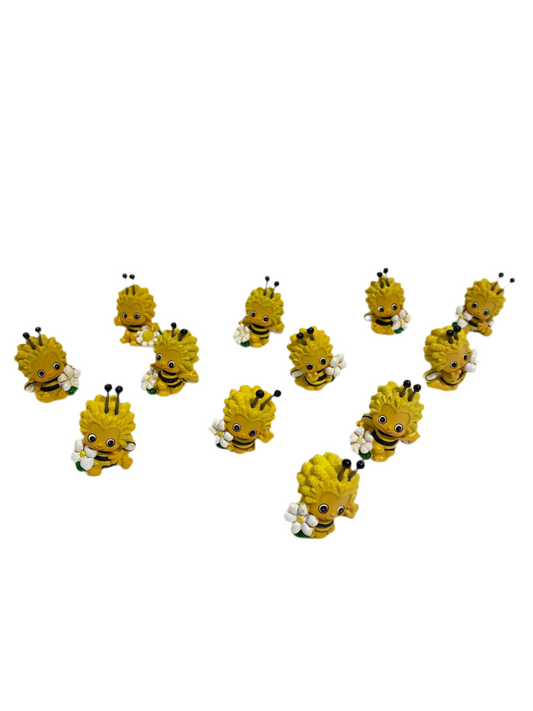 Set di 12 bomboniere di mini Apina in resina decorata. Dimensioni: cm 3 x 2 x h 4 Confettata e astuccio non incluso. In negozio e online su tuttochic.live
