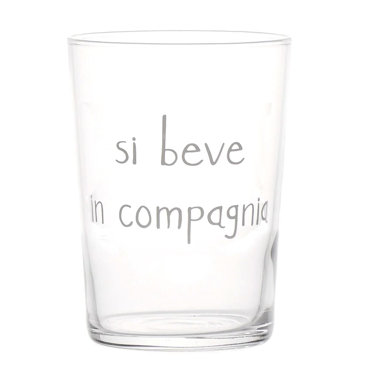 Set da 6 bicchieri in vetro con decoro serigrafato "si beve in compagnia". Aggiungi un tocco di originalità ai tuoi momenti conviviali e goditi una birra o bibita nel modo più divertente. Bicchieri festeggiare con gli amici! Dimensioni:  Ø 8,8  x 12 h cm. Prodotto in Italia. In negozio e online su tuttochic.live