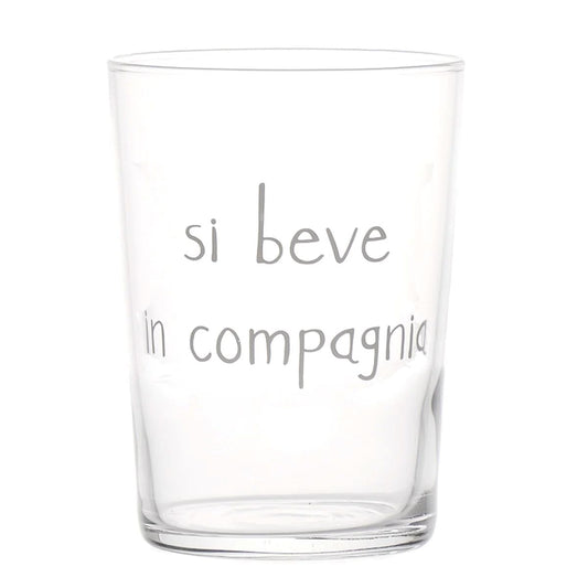Set da 6 bicchieri in vetro con decoro serigrafato "si beve in compagnia". Aggiungi un tocco di originalità ai tuoi momenti conviviali e goditi una birra o bibita nel modo più divertente. Bicchieri festeggiare con gli amici! Dimensioni:  Ø 8,8  x 12 h cm. Prodotto in Italia. In negozio e online su tuttochic.live