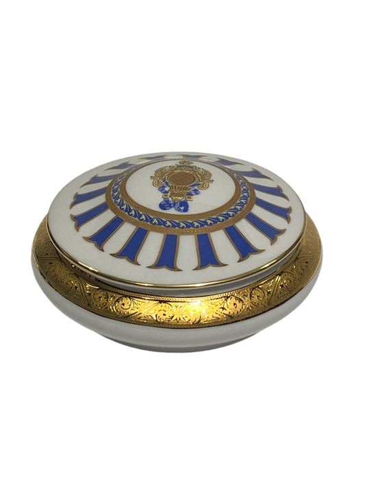 Scatola tonda con coperchio bombato in porcellana Limoges con decoro in oro zecchino e blu. Dimensioni: cm ø 16 x h 7. In negozio e online su tuttochic.live