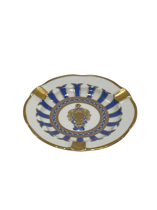 Piattino tondo a forma di posacenere in porcellana Limoges con decoro in oro zecchino e blu.  Dimensioni: cm ø 12 x h 2. In negozio e online su tuttochic.live