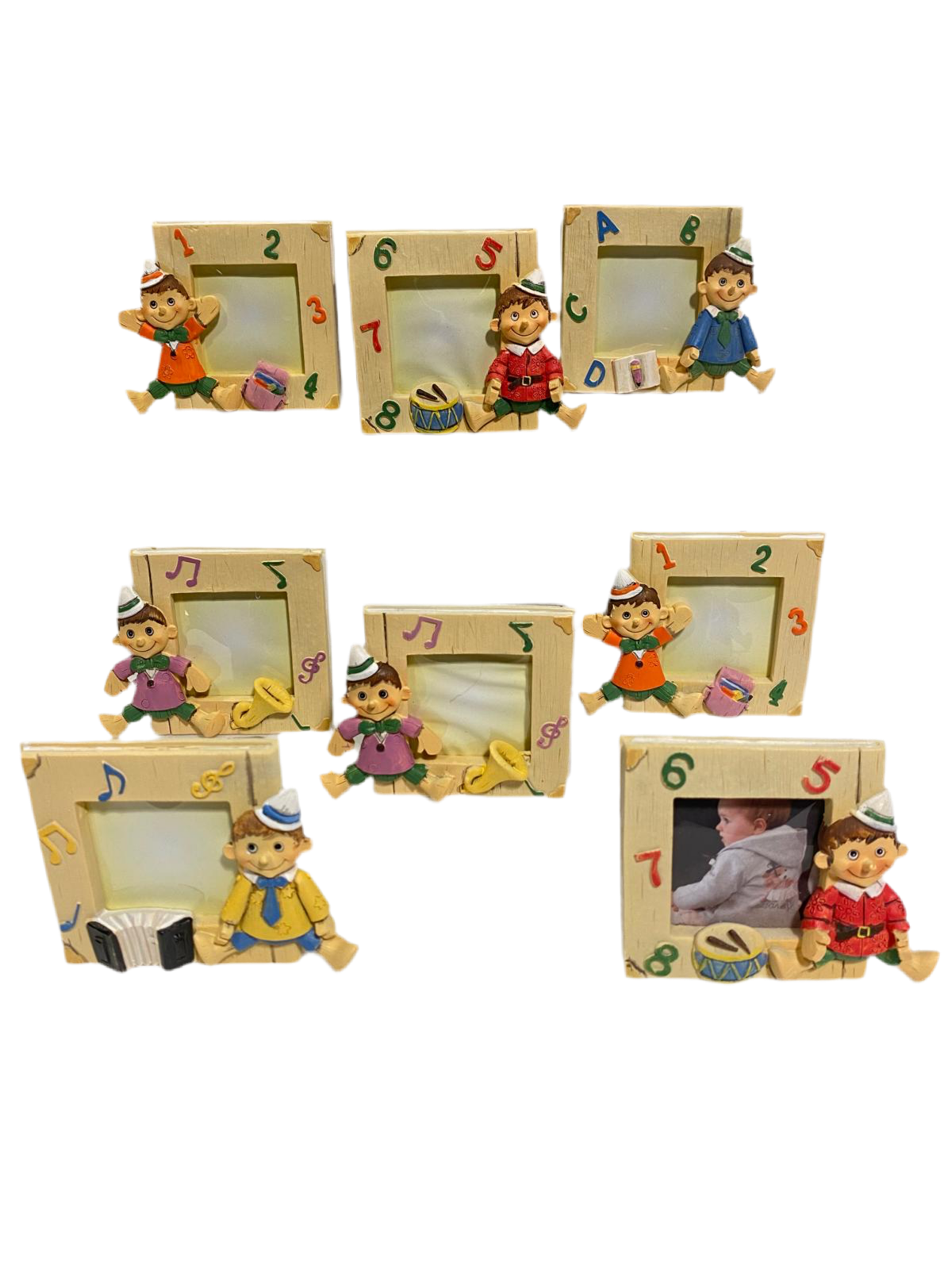 Set 8 bomboniere Portafoto in resina decorata in colori assortiti. Dimensioni cm L 10 x h 8 - Dimensione foto: 4,5 x 4,5 cm. In negozio e online su tuttochic.live