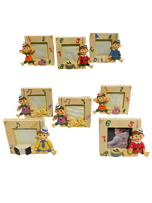 Set 8 bomboniere Portafoto in resina decorata in colori assortiti. Dimensioni cm L 10 x h 8 - Dimensione foto: 4,5 x 4,5 cm. In negozio e online su tuttochic.live
