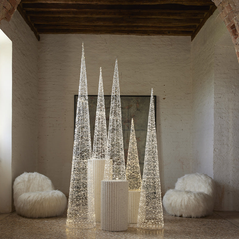 Albero di Natale a forma di cono con 1800 led realizzato in metallo color oro chiaro e decorato con perline diametro cm 45 x 280 h. In negozio e online su tuttochic.live