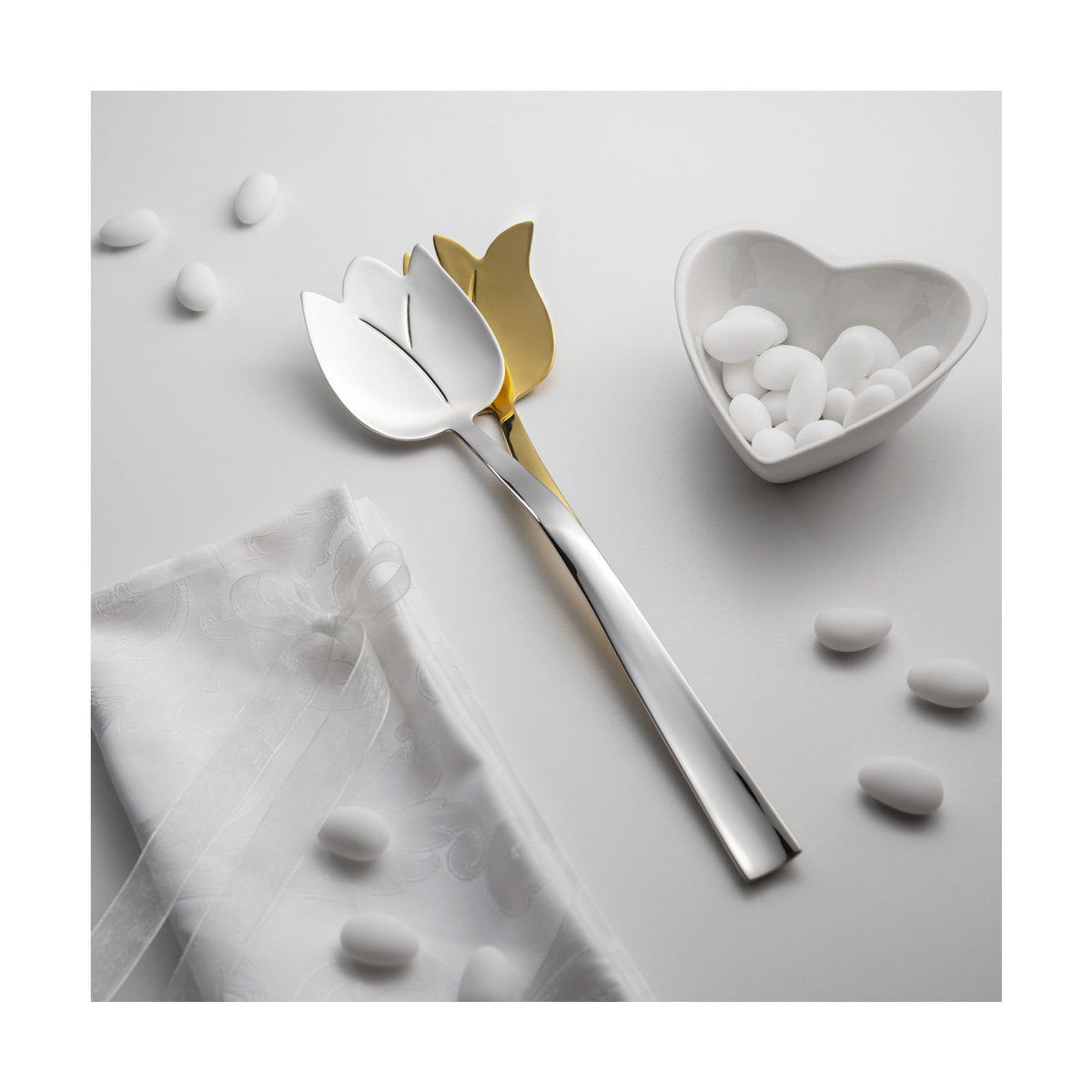 Tulipano è un set di posate insalata dal design non comune, che si ispira alla fresca bellezza dei tulipani in fiore. Le posate sono in acciaio inox 18/10 con finitura PVD in oro 24 carati. Dimensioni: cm 31 x 8,5 Lavabili in lavastoviglie. In negozio e online su tuttochic.live