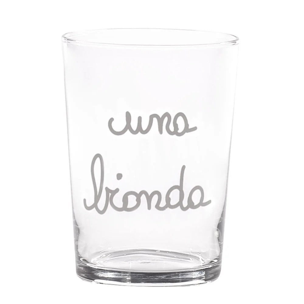 Set da 6 bicchieri in vetro con decoro serigrafato "una bionda". Aggiungi un tocco di originalità ai tuoi momenti conviviali e goditi una birra o bibita nel modo più divertente. Bicchieri festeggiare con gli amici! Dimensioni:  Ø 8,8  x 12 h cm. Disegnato e prodotto in Italia. In negozio e online su tuttochic.live