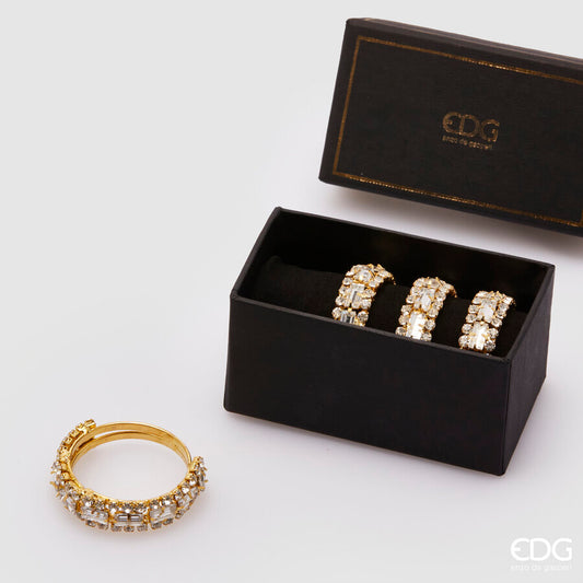 Realizzato in metallo color oro e decorato con strass. Dimensioni: cm 1,3 x 4 Ø. In negozio e online su tuttochic.live