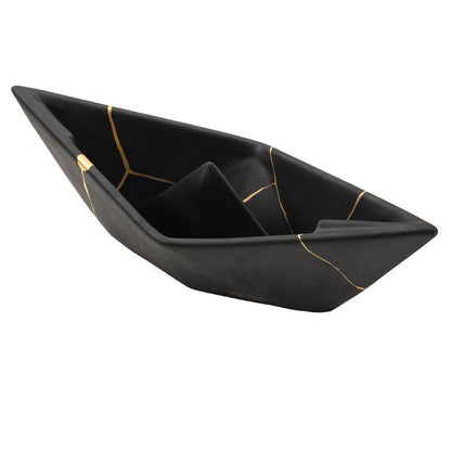 La Barchetta Origami Kintsugi in ceramica può essere utilizzata come portaoggetti, svuotatasche o fermacarte, Dimensioni: cm 42 x 17 x h 12. In negozio e online su tuttochic.live