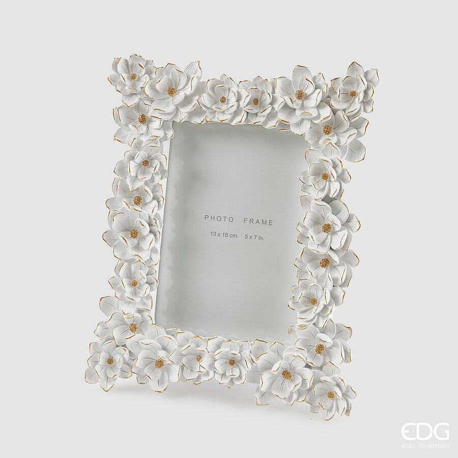 Portafoto rettangolare grande in poliresina bianca di EDG Enzo De Gasperi, altezza 27 cm, decorato con fiori tridimensionali di elleboro con bordi e pistilli dorati per foto 13x18 cm.