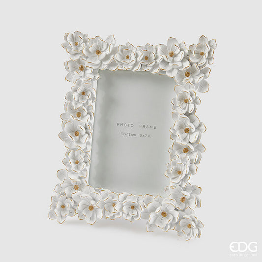 Portafoto rettangolare grande in poliresina bianca di EDG Enzo De Gasperi, altezza 27 cm, decorato con fiori tridimensionali di elleboro con bordi e pistilli dorati per foto 13x18 cm.