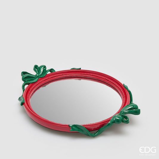 Vassoio decorativo ovale di EDG Enzo De Gasperi lungo 37 cm con base a specchio, cornice rossa lucida con perline e due grandi fiocchi in poliresina verde bosco tridimensionali ai lati.