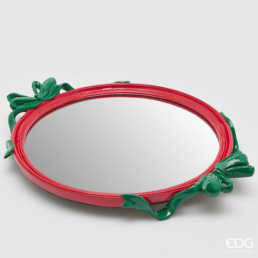 Grande vassoio decorativo ovale di EDG Enzo De Gasperi lungo 51 cm e largo 39 cm, con base a specchio, cornice rossa lucida rifinita a perline e imponenti fiocchi in poliresina verde bosco ai lati.