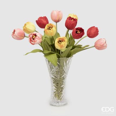 Vaso in vetro lavorato con 12 tulipani di tessuto in 3 colori assortiti. Dimensioni: altezza cm. 44, larghezza cm. 30 Disponibile anche: solo vaso o solo fiori. In negozio e online su tuttochic.live