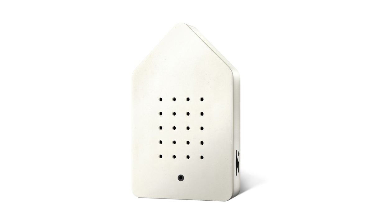 Birdybox riproduce  il canto degli uccelli nell'idilliaca radura della Foresta Nera: il rilassante cinguettio del merlo diffonde la magia unica di un risveglio mattutino estivo Durata del suono: 20 secondi Tecnologia: sensore di movimento. Dimensioni: cm 7,5 x 2,6 x 12,6 h. In negozio e online su tuttochic.live