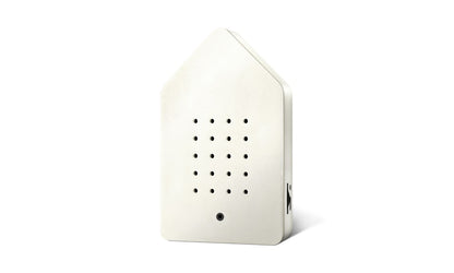 Birdybox riproduce  il canto degli uccelli nell'idilliaca radura della Foresta Nera: il rilassante cinguettio del merlo diffonde la magia unica di un risveglio mattutino estivo Durata del suono: 20 secondi Tecnologia: sensore di movimento. Dimensioni: cm 7,5 x 2,6 x 12,6 h. In negozio e online su tuttochic.live