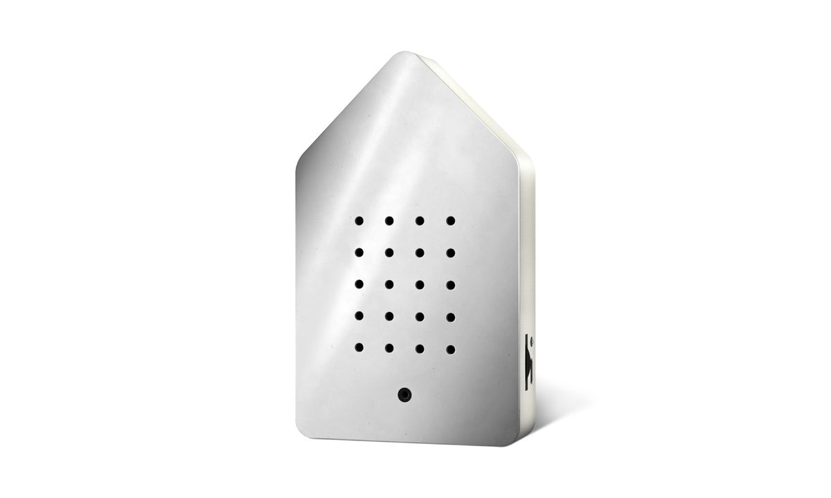Birdybox riproduce  il canto degli uccelli nell'idilliaca radura della Foresta Nera: il rilassante cinguettio del merlo diffonde la magia unica di un risveglio mattutino estivo Durata del suono: 20 secondi Tecnologia: sensore di movimento. Dimensioni: cm 7,5 x 2,6 x 12,6 h. In negozio e online su tuttochic.live