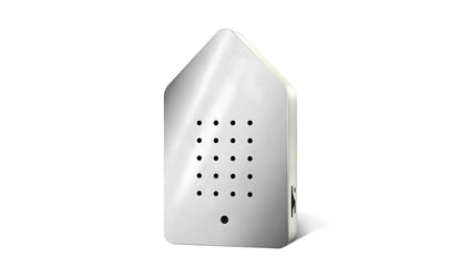 Birdybox riproduce  il canto degli uccelli nell'idilliaca radura della Foresta Nera: il rilassante cinguettio del merlo diffonde la magia unica di un risveglio mattutino estivo Durata del suono: 20 secondi Tecnologia: sensore di movimento. Dimensioni: cm 7,5 x 2,6 x 12,6 h. In negozio e online su tuttochic.live
