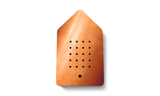 Birdybox riproduce  il canto degli uccelli nell'idilliaca radura della Foresta Nera: il rilassante cinguettio del merlo diffonde la magia unica di un risveglio mattutino estivo Durata del suono: 20 secondi Tecnologia: sensore di movimento. Dimensioni: cm 7,5 x 2,6 x 12,6 h. In negozio e online su tuttochic.live