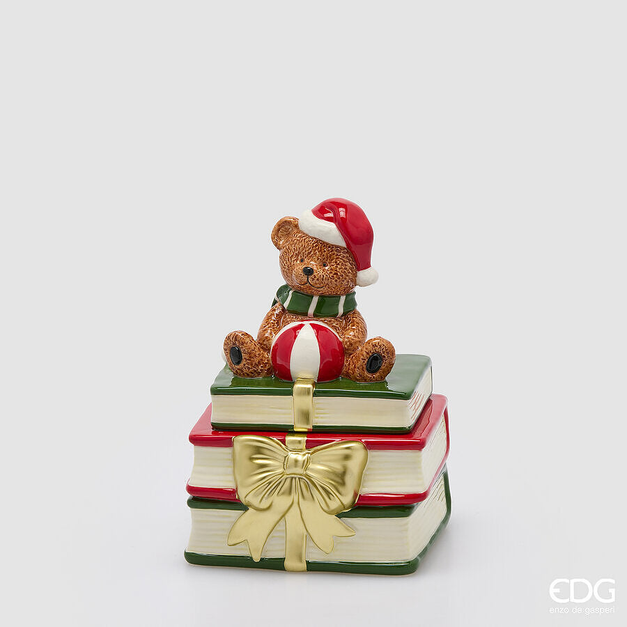 Contenitore natalizio in ceramica EDG Enzo De Gasperi, altezza 23 cm, a forma di pila di tre libri rossi e verdi con fiocco dorato e tenero orsetto con cappello da Babbo Natale sul coperchio.
