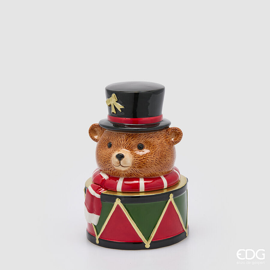 Contenitore natalizio in ceramica lucida di EDG Enzo De Gasperi, altezza 24 cm, a forma di tamburo rosso e verde con sopra un orsetto con cappello a cilindro nero e sciarpa a righe.