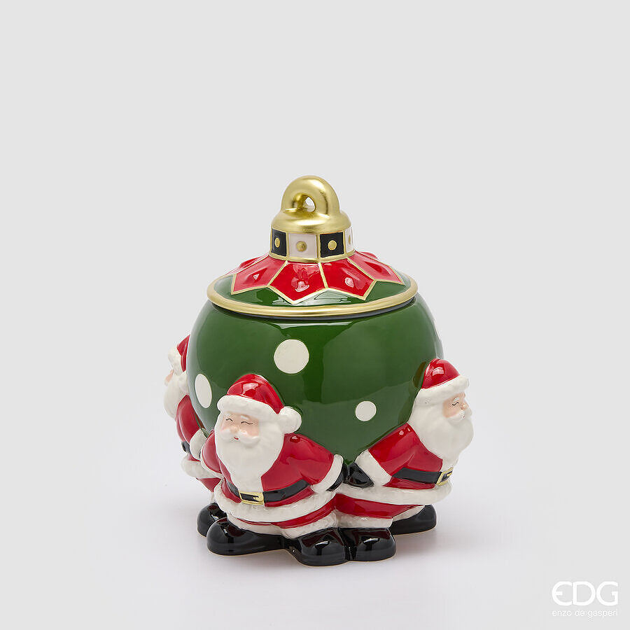 Contenitore natalizio in ceramica lucida EDG Enzo De Gasperi, altezza 24 cm, a forma di palla di Natale verde a pois bianchi con tre figure tridimensionali di Babbo Natale intorno alla base.