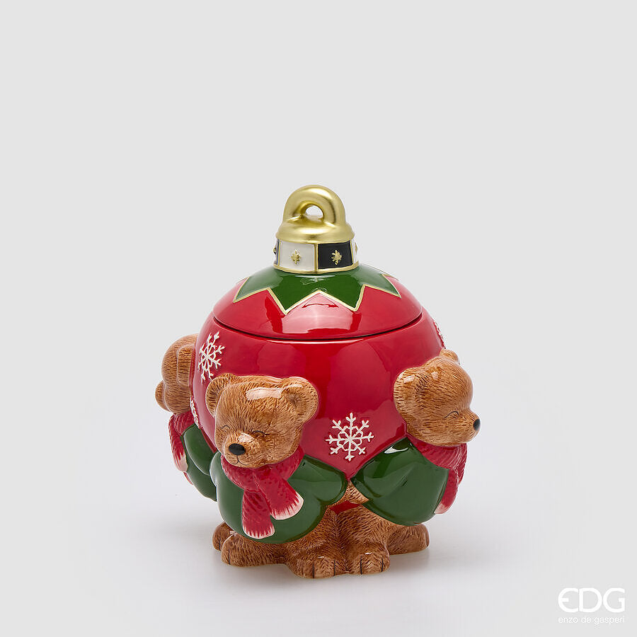 Grande contenitore natalizio in ceramica EDG Enzo De Gasperi, altezza 25 cm, a forma di palla di Natale rossa con fiocchi di neve e tre orsetti tridimensionali con sciarpa rossa e maglione verde intorno.