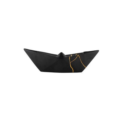 La Barchetta Origami Kintsugi in ceramica può essere utilizzata come portaoggetti, svuotatasche o fermacarte, Dimensioni: cm 21 x 9 x h 7. In negozio e online su tuttochic.live