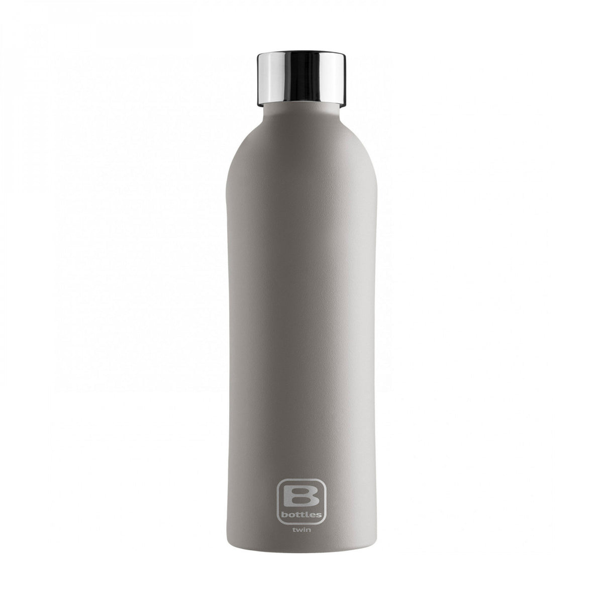 Bottiglia TWIN 800 ml (27.051 fl.oz.) Concrete sand - grigio sabbiato. Tappo finitura lucida. Finitura anti-graffio DIAMOND COATING. Mantiene i liquidi caldi per 12 ore, freddi per 24 e il ghiaccio per 36 ore. Realizzata in acciaio inox 18/10 Misure: Diametro ø 8 cm, altezza 26 cm. In negozio e on line su tuttochic.live