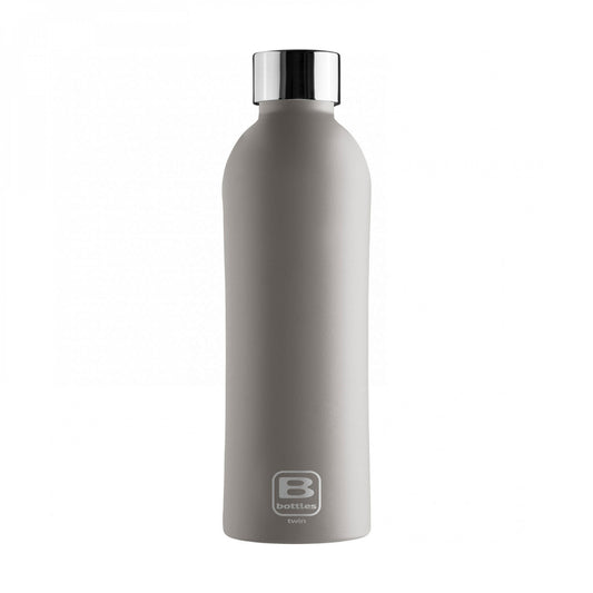 Bottiglia TWIN 800 ml (27.051 fl.oz.) Concrete sand - grigio sabbiato. Tappo finitura lucida. Finitura anti-graffio DIAMOND COATING. Mantiene i liquidi caldi per 12 ore, freddi per 24 e il ghiaccio per 36 ore. Realizzata in acciaio inox 18/10 Misure: Diametro ø 8 cm, altezza 26 cm. In negozio e on line su tuttochic.live