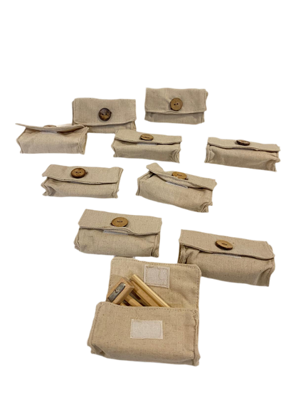 Set di 10 Sacchetti in tessuto con7 mini matite colorate e temperino in legno naturale Dimensioni: cm 10 x 3x6 h Confettata e astuccio non inclusi. tuttochic.live
