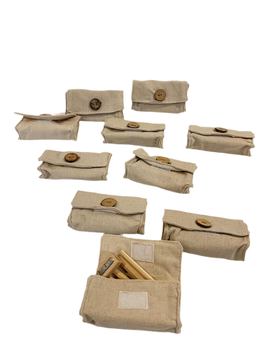 Set di 10 Sacchetti in tessuto con7 mini matite colorate e temperino in legno naturale Dimensioni: cm 10 x 3x6 h Confettata e astuccio non inclusi. tuttochic.live