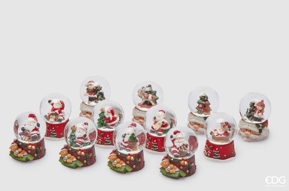 Bolla neve in resina decorata in modelli assortiti. Dimensioni: cm 4,5 x 6,5 h. In negozio e online su tuttochic.live