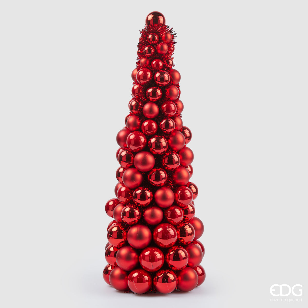 Topiary è un totem decorativo natalizio, decorato con 120 palline di diverse misure in plastica di colore rosso. Dimensioni: Ø cm 25 x 65 h. In negozio e online su tuttochic.live