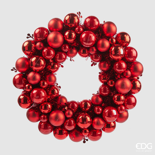 Corona realizzata con palline di diverse misure e rametti, in plastica di colore rosso. Dimensioni: Ø 39 cm. In negozio e online su tuttochic.live