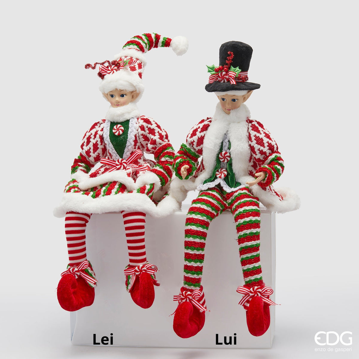 Crea la magia natalizia con l'Elfo Lui o Lei. Con il viso amabile e i costumi tipici in tessuto poliestere dai colori vivaci, aggiungerà un tocco di allegria e colore ovunque lo posizioni. perfetto per creare un'atmosfera incantata durante le festività. Dimensione singola: H cm 60. In negozio e online su tuttochic.live