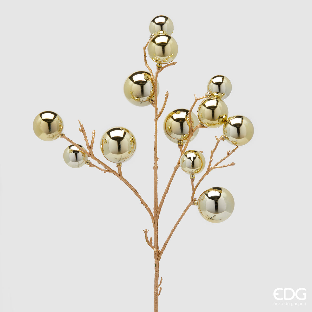 Decoro Pallemix Ramo, realizzato in plastica decorata con 12 palline oro metallizzato. Perfetto per abbellire il tuo albero di Natale o per creare composizioni uniche e originali. Regala una nuova vita alla tua decorazione natalizia con questo elemento. Dimensioni: cm 30 x h 53. In negozio e online su tuttochic.live