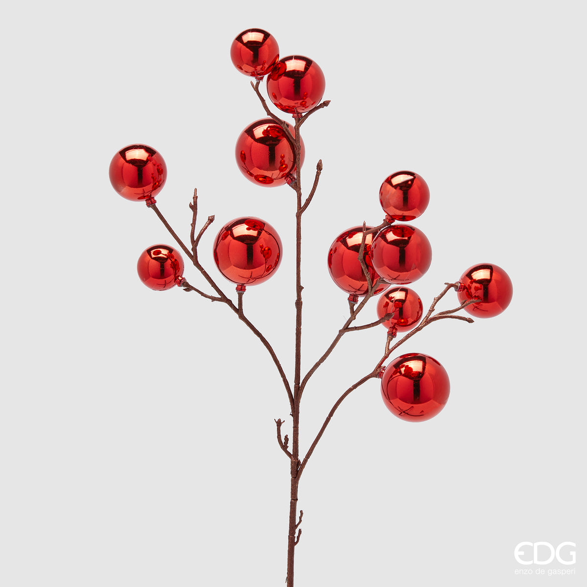 Decoro Pallemix Ramo, realizzato in plastica decorata con 12 palline rosso metallizzato. Perfetto per abbellire il tuo albero di Natale o per creare composizioni uniche e originali. Regala una nuova vita alla tua decorazione natalizia con questo elemento. Dimensioni: cm 30 x h 53. In negozio e online su tuttochic.live