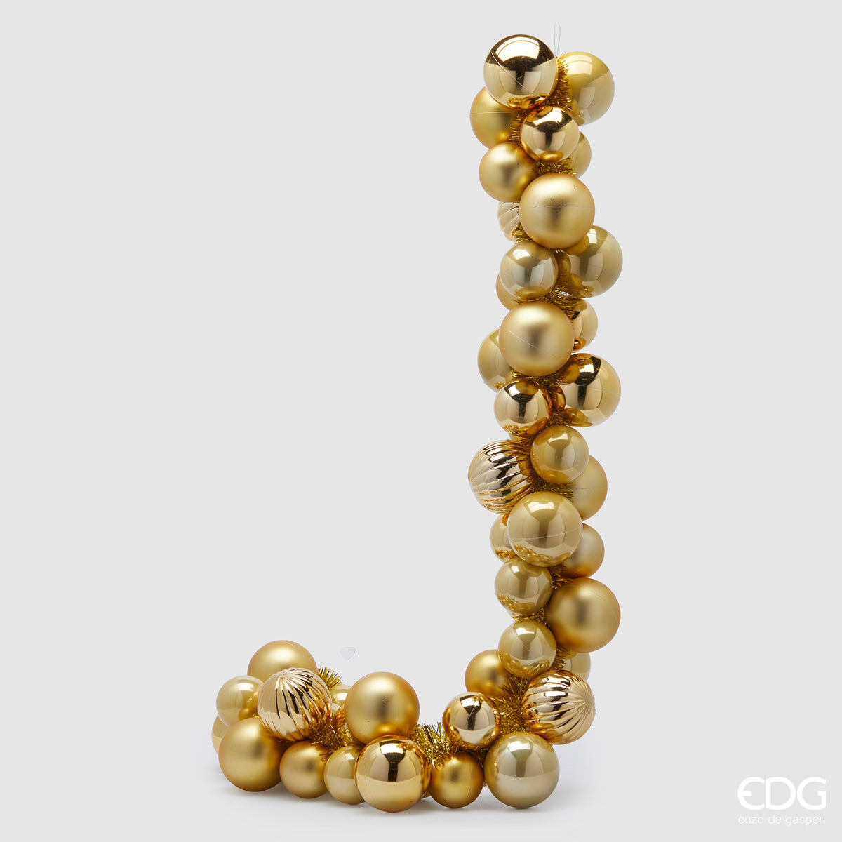 Festone realizzato con palline di diverse misure e nastrini in plastica di colore oro. Dimensioni: lunghezza 170 cm. In negozio e online su tuttochic.live