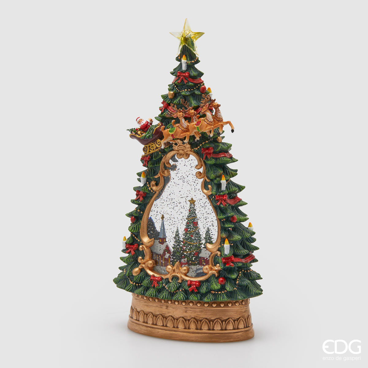 Decoro soprammobile a forma di albero di Natale in resina decorata con musica e led. Dimensioni: cm 17 x 10 x h 34. Funziona con 3 batterie stilo alkaline incluse. In negozio e online su tuttochic.live