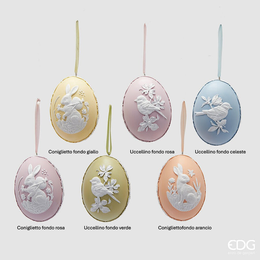 Inspirata ai colori della Pasqua, questa pregiata decorazione a forma di uovo è realizzata in poliresina e disponibile in 6 diversi decori. Dimensioni singole: Ø 7,5 x h 10,5. In negozio e online su tuttochic.live