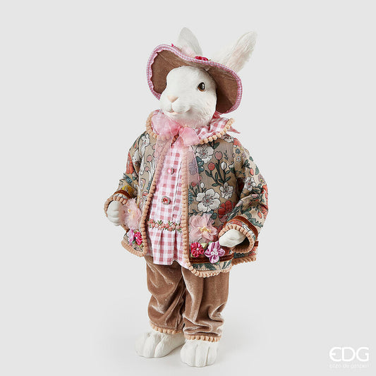 Aggiungi un tocco di eleganza pasquale alla tua casa con il Coniglio Dandy. Realizzato in resina bianca di alta qualità, questo grazioso decoro è abbellito da un vestito in vero tessuto decorato, per un'atmosfera di raffinatezza. Dimensioni: altezza cm 51. In negozio e online su tuttochic.live