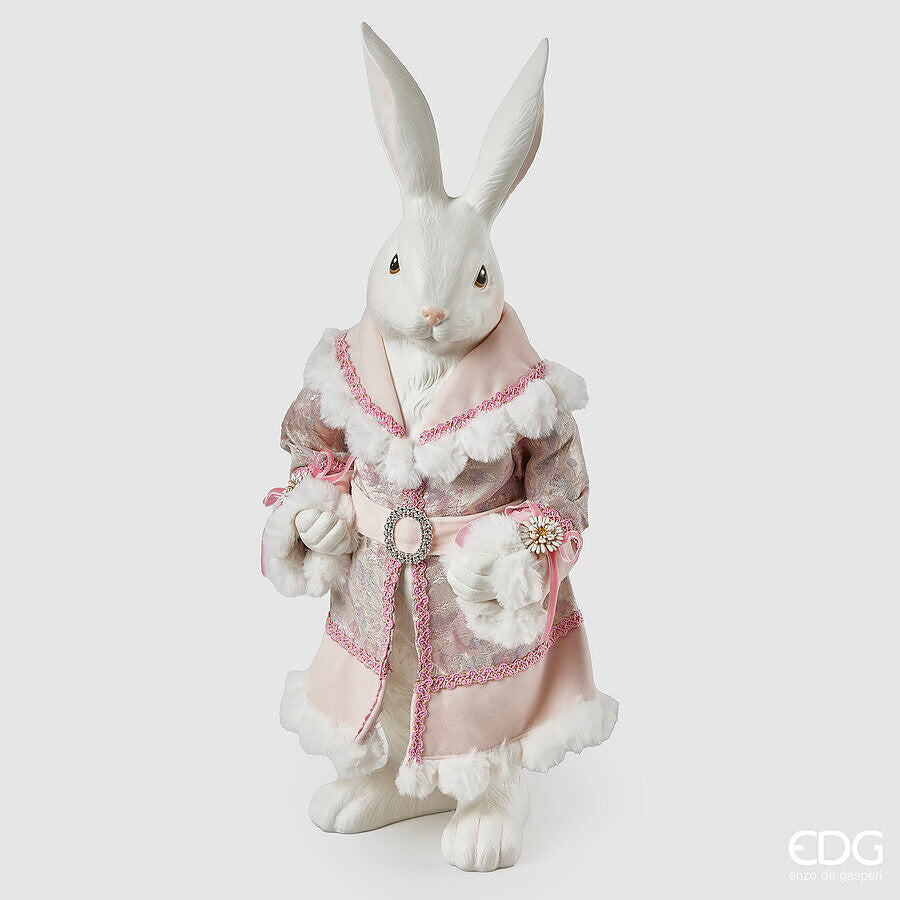 Aggiungi un tocco di eleganza pasquale alla tua casa con il Coniglio Dandy. Realizzato in resina bianca di alta qualità, questo grazioso decoro è abbellito da un vestito in vero tessuto decorato, per un'atmosfera di raffinatezza. Dimensioni: altezza cm 54,5. In negozio e online su tuttochic.live