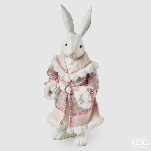 Aggiungi un tocco di eleganza pasquale alla tua casa con il Coniglio Dandy. Realizzato in resina bianca di alta qualità, questo grazioso decoro è abbellito da un vestito in vero tessuto decorato, per un'atmosfera di raffinatezza. Dimensioni: altezza cm 54,5. In negozio e online su tuttochic.live