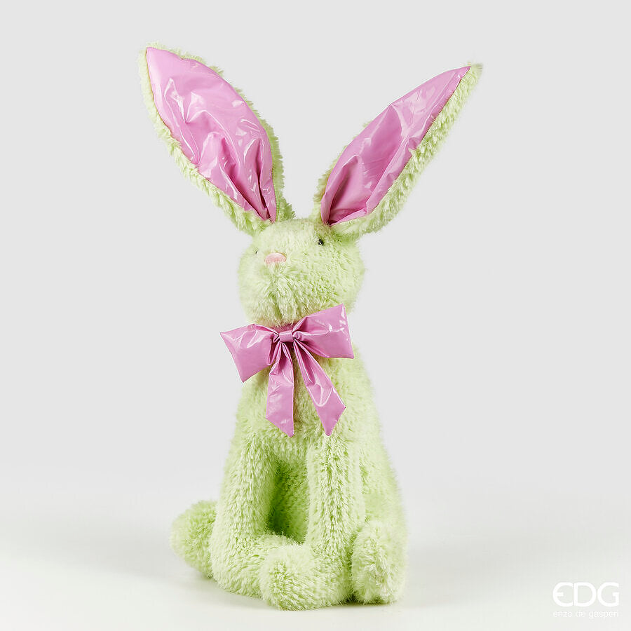 Coniglietto di peluche EDG design, morbido al tatto e disponibile in due colori: Verde chiaro e Azzurro chiaro Dimensioni: cm 26 x 20 x h 60. In negozio e online su tuttochic.live